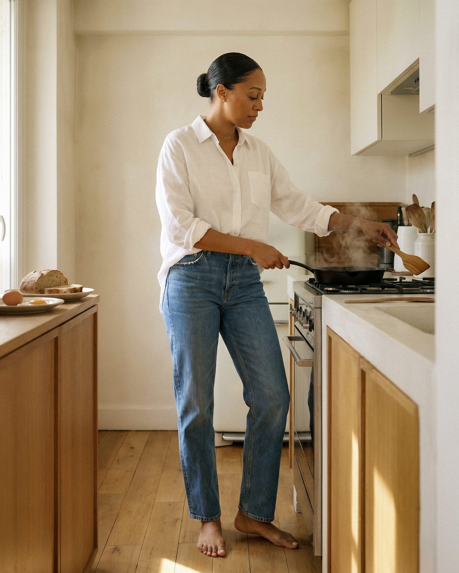 Discover the CAI in Lumineer, a stylish high-rise women's jean featuring a classic straight leg and relaxed silhouette, designed for ultimate comfort and versatility.