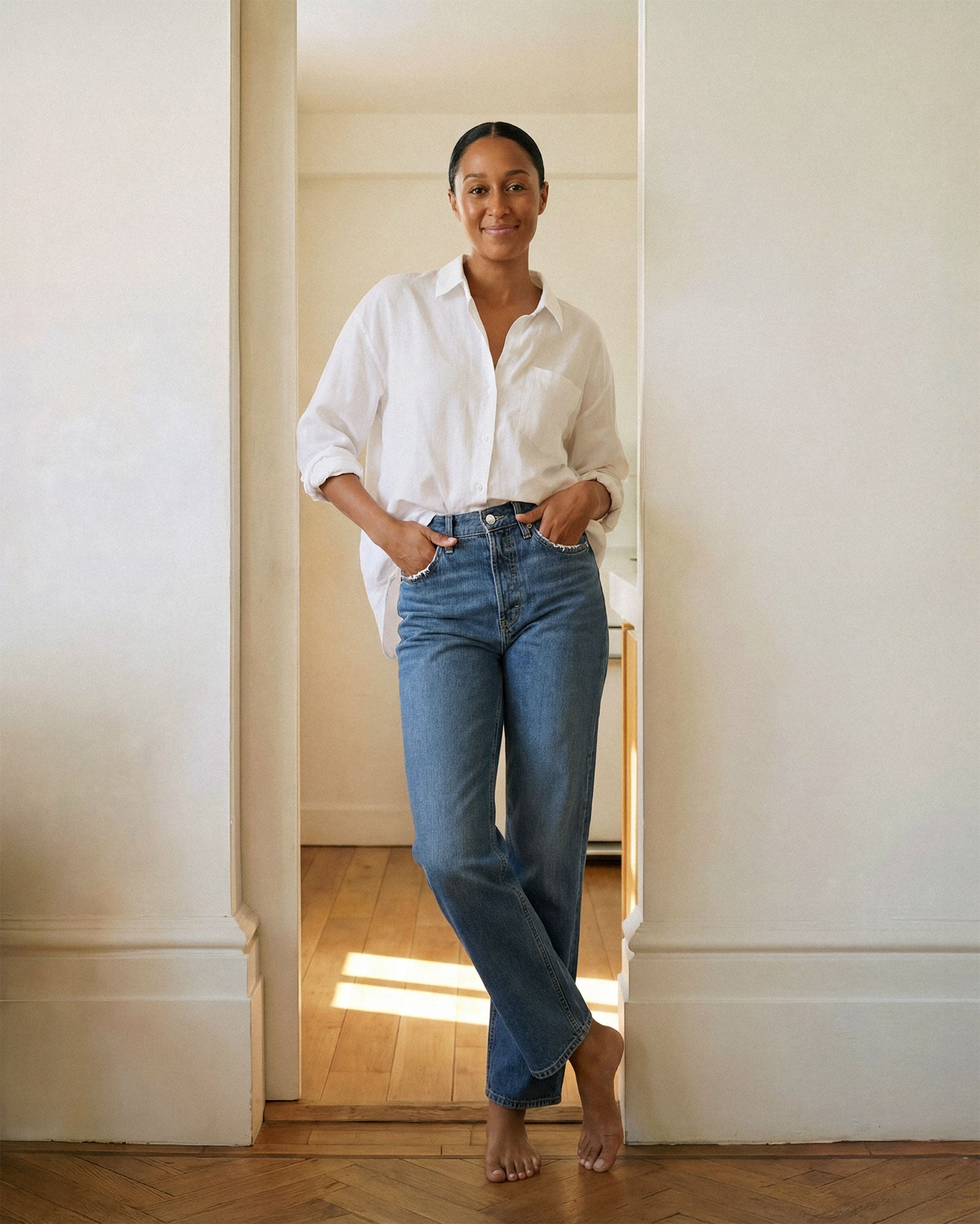 Discover the CAI in Lumineer, a stylish high-rise women's jean featuring a classic straight leg and relaxed silhouette, designed for ultimate comfort and versatility.