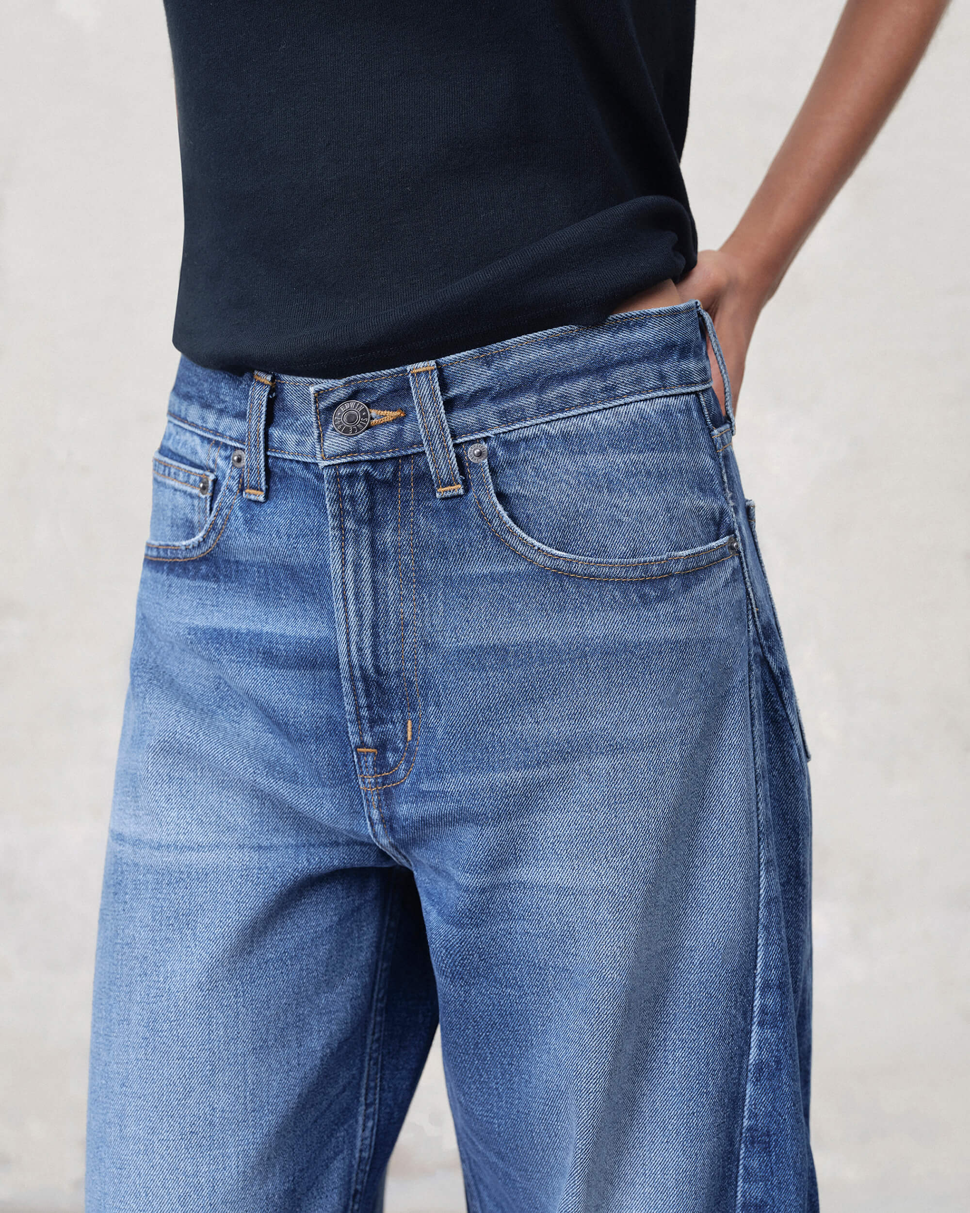 Andie Barrel Crop High Rise in HESS. Made with low-impact regenerative cotton fabric. Crafted with care in the USA, offering movement-friendly and beautifully tailored.