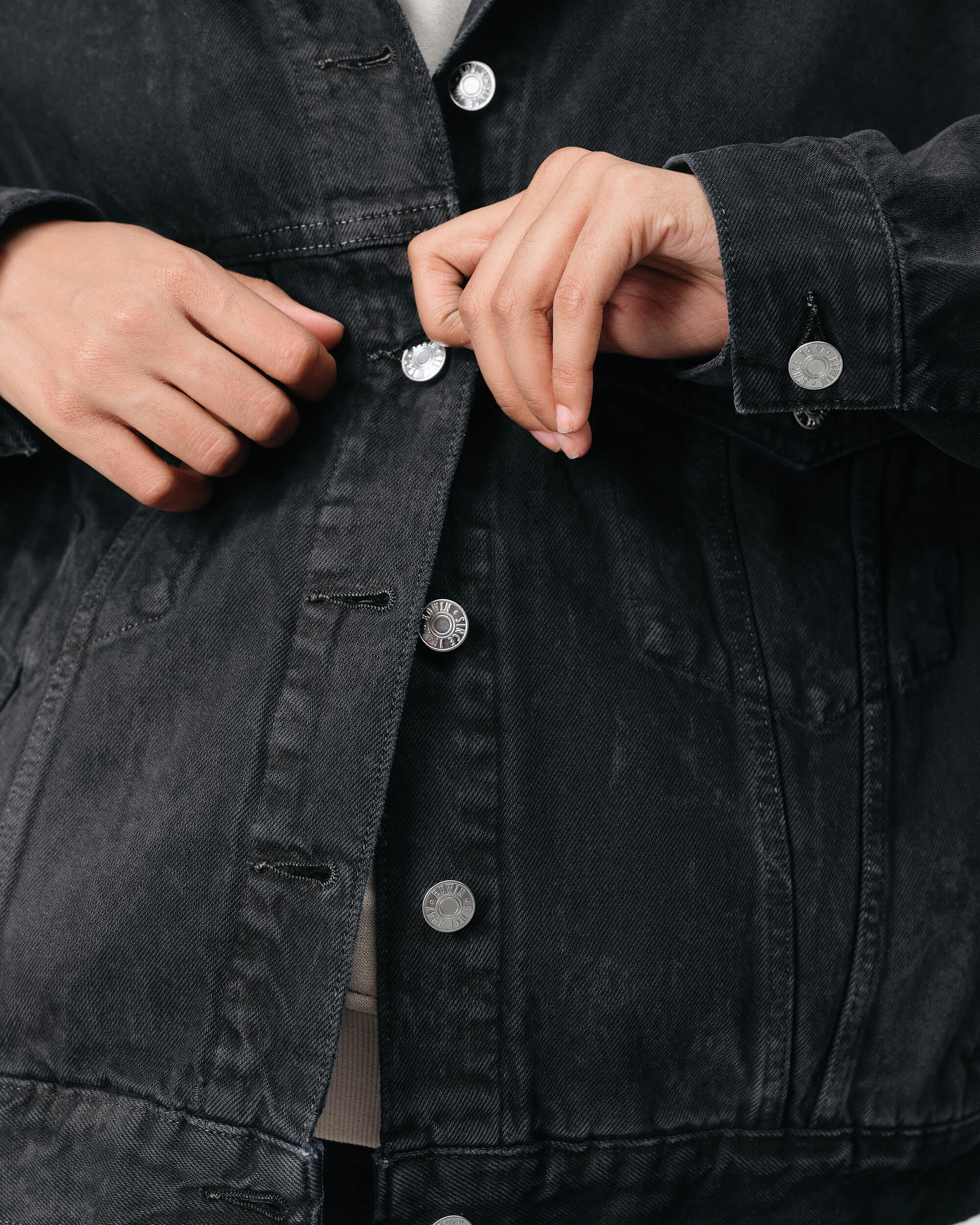 Shop EDWIN USA's oversized trucker jacket for women in carbon black, combining bold style with comfortable fit for everyday wear.