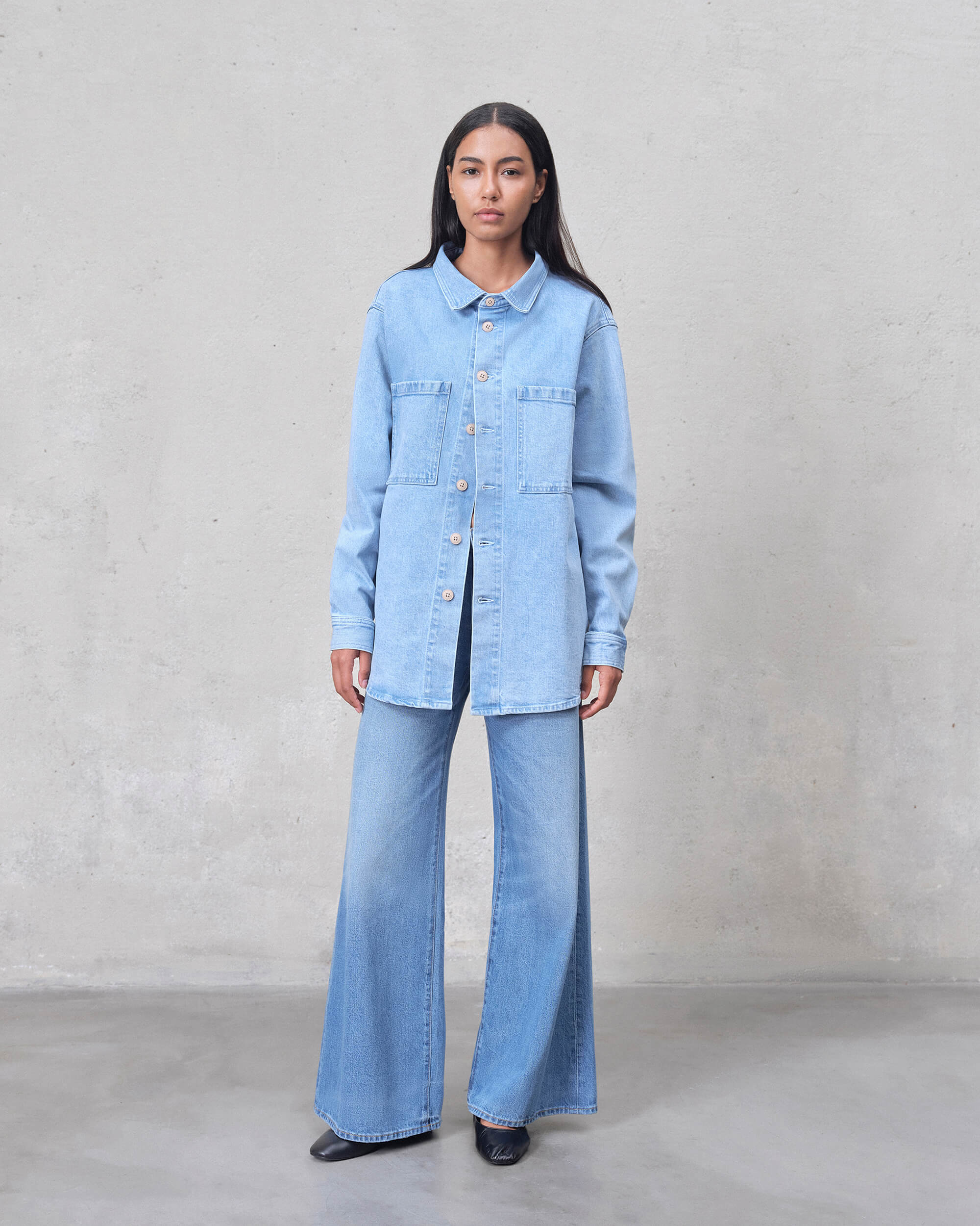 Discover the versatile Luna Shacket, blending the comfort of an oversized shirt with the style of a jacket. Perfect for any occasion, wear it buttoned or unbuttoned!