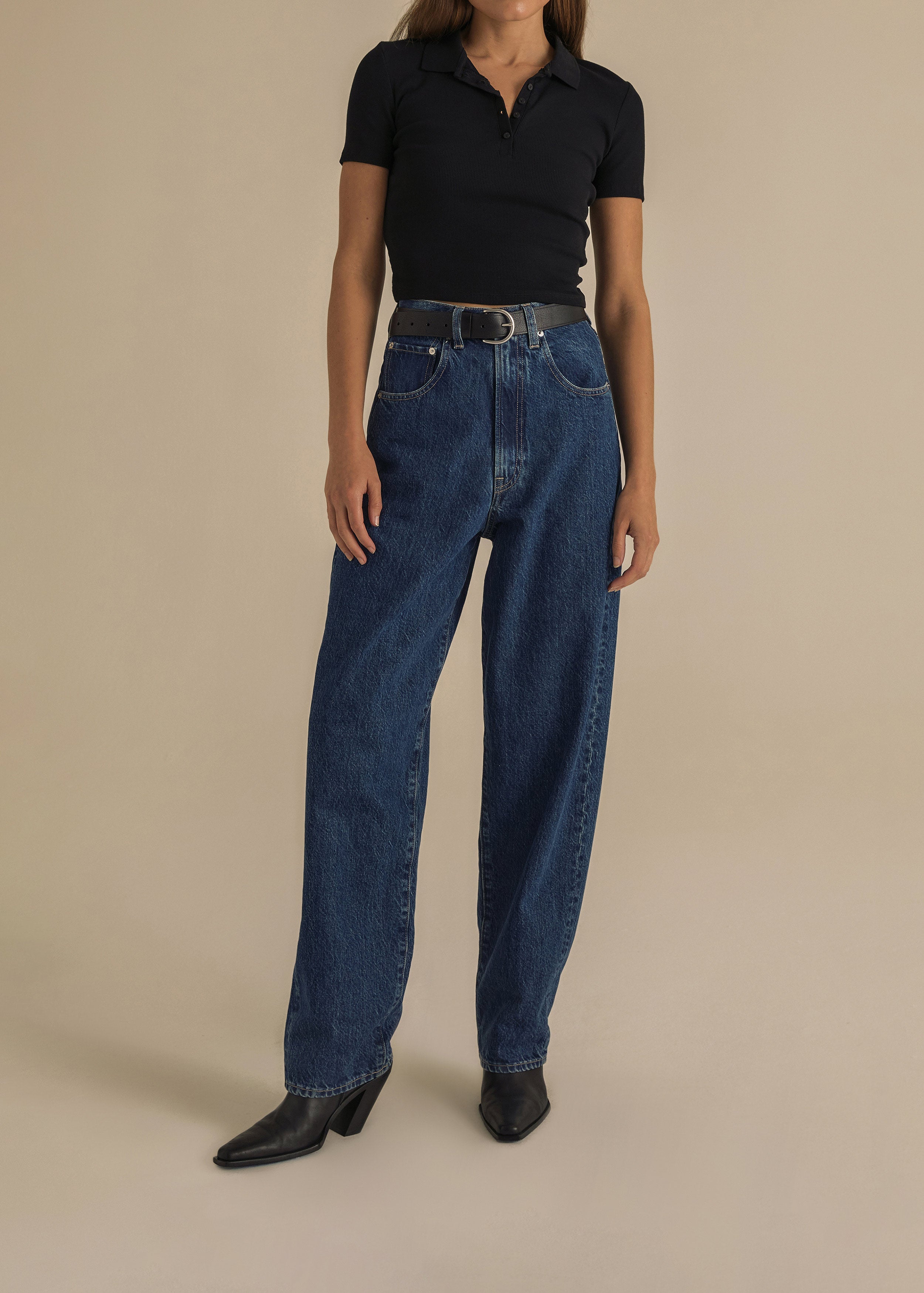 Discover the Kayla denim pant in Sienna, a relaxed mini-barrel style inspired by 80s vintage. Perfectly tapered for a chic, modern look. Elevate your wardrobe today!