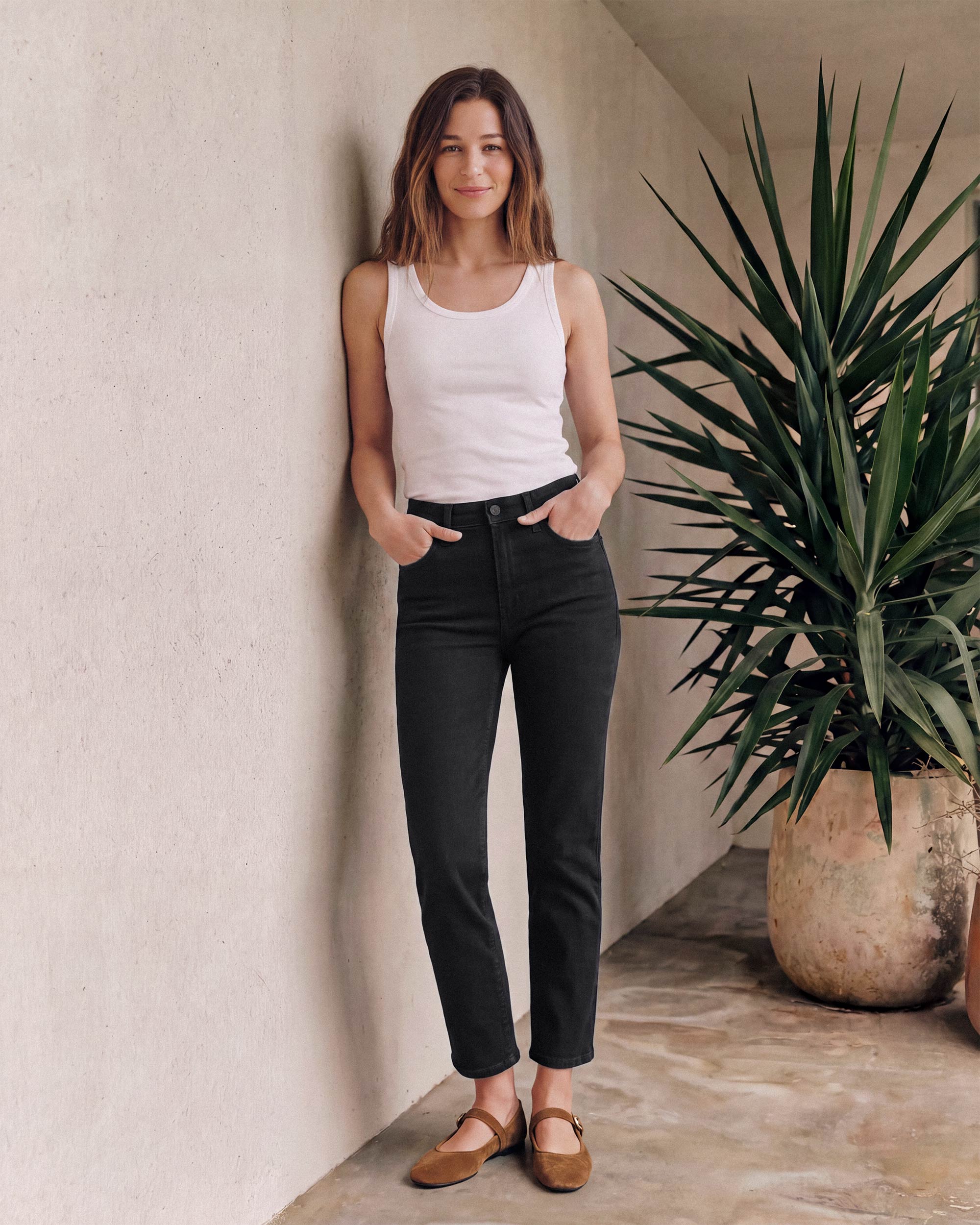 The ELIN CROP is a mid-rise women's jean with a straight leg. It sits just below the waist and features a cropped leg. In a clean black wash.