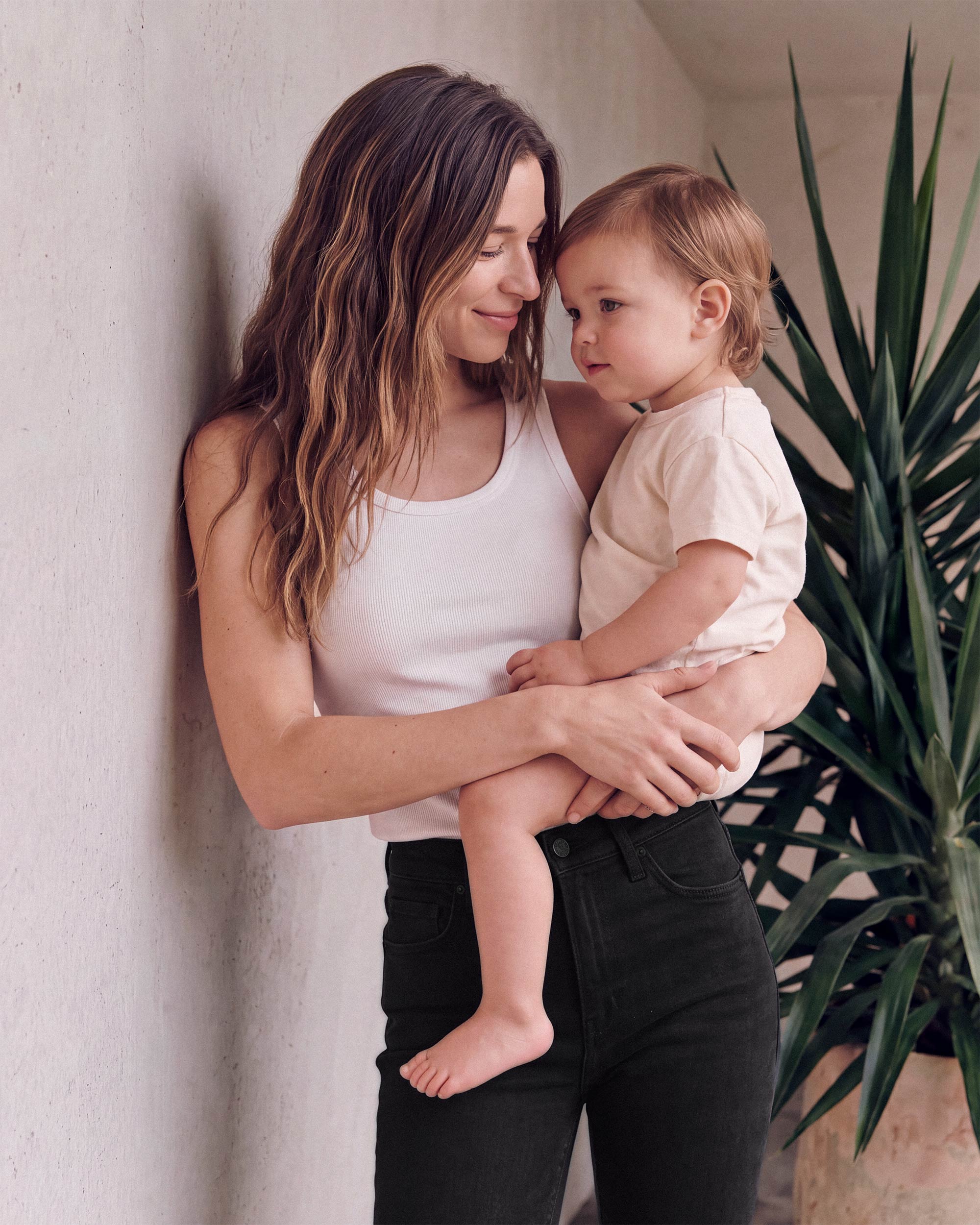 The ELIN CROP is a mid-rise women's jean with a straight leg. It sits just below the waist and features a cropped leg. In a clean black wash.