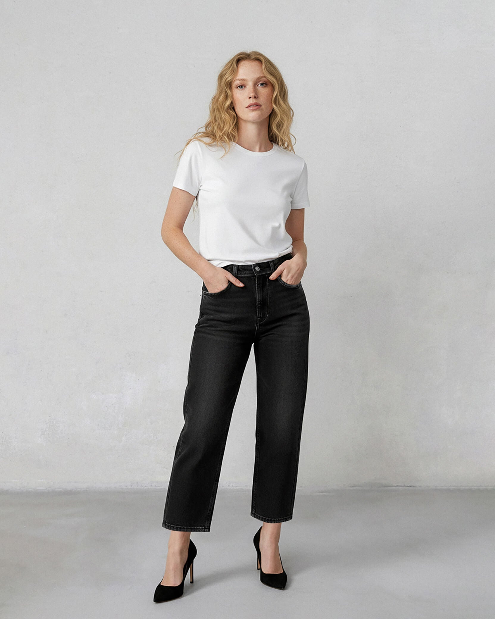 Elevate your summer wardrobe with the Melly Crop Gallatin. Made from lightweight fabric, it offers a flattering fit and effortless style for any occasion.