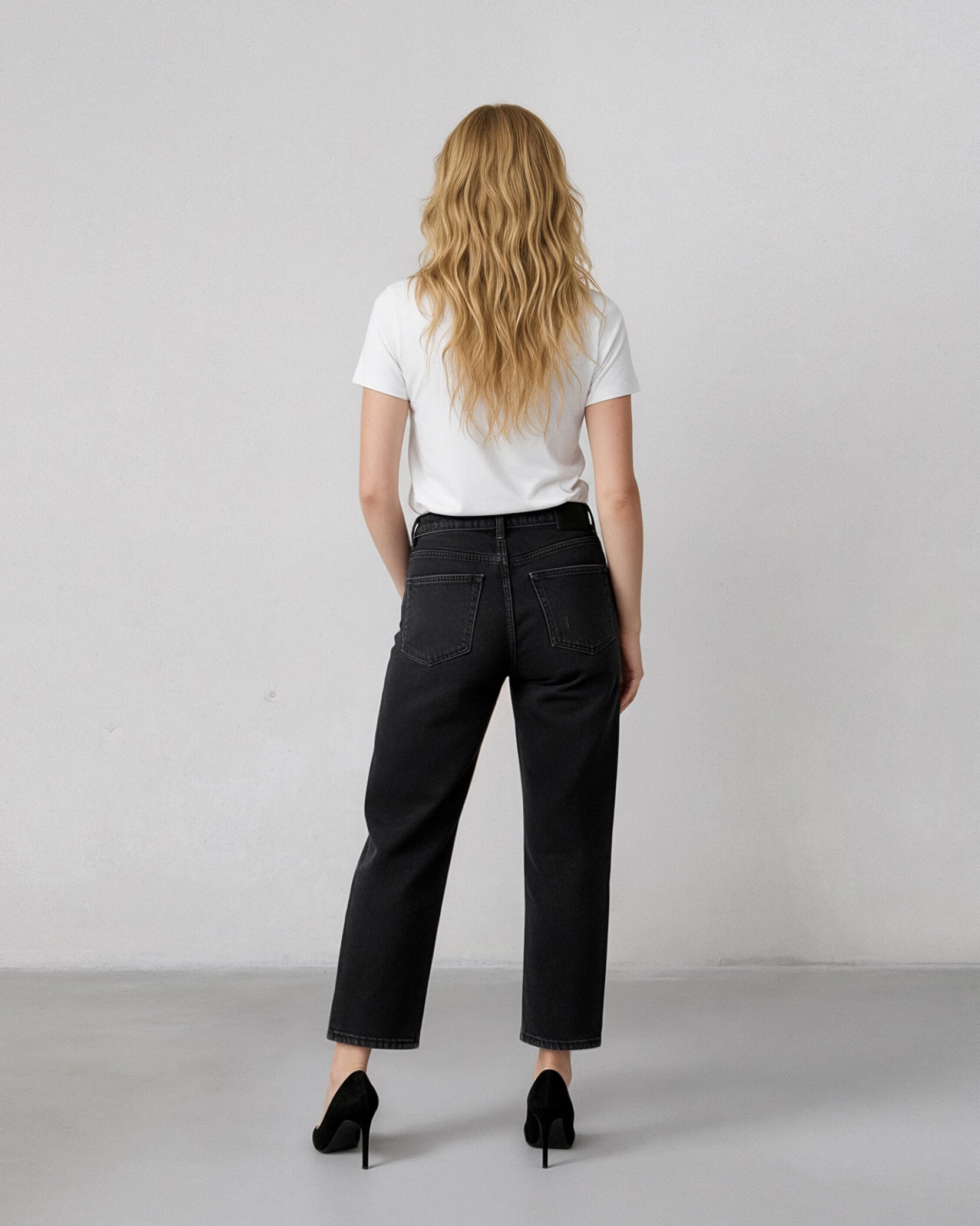 Elevate your summer wardrobe with the Melly Crop Gallatin. Made from lightweight fabric, it offers a flattering fit and effortless style for any occasion.