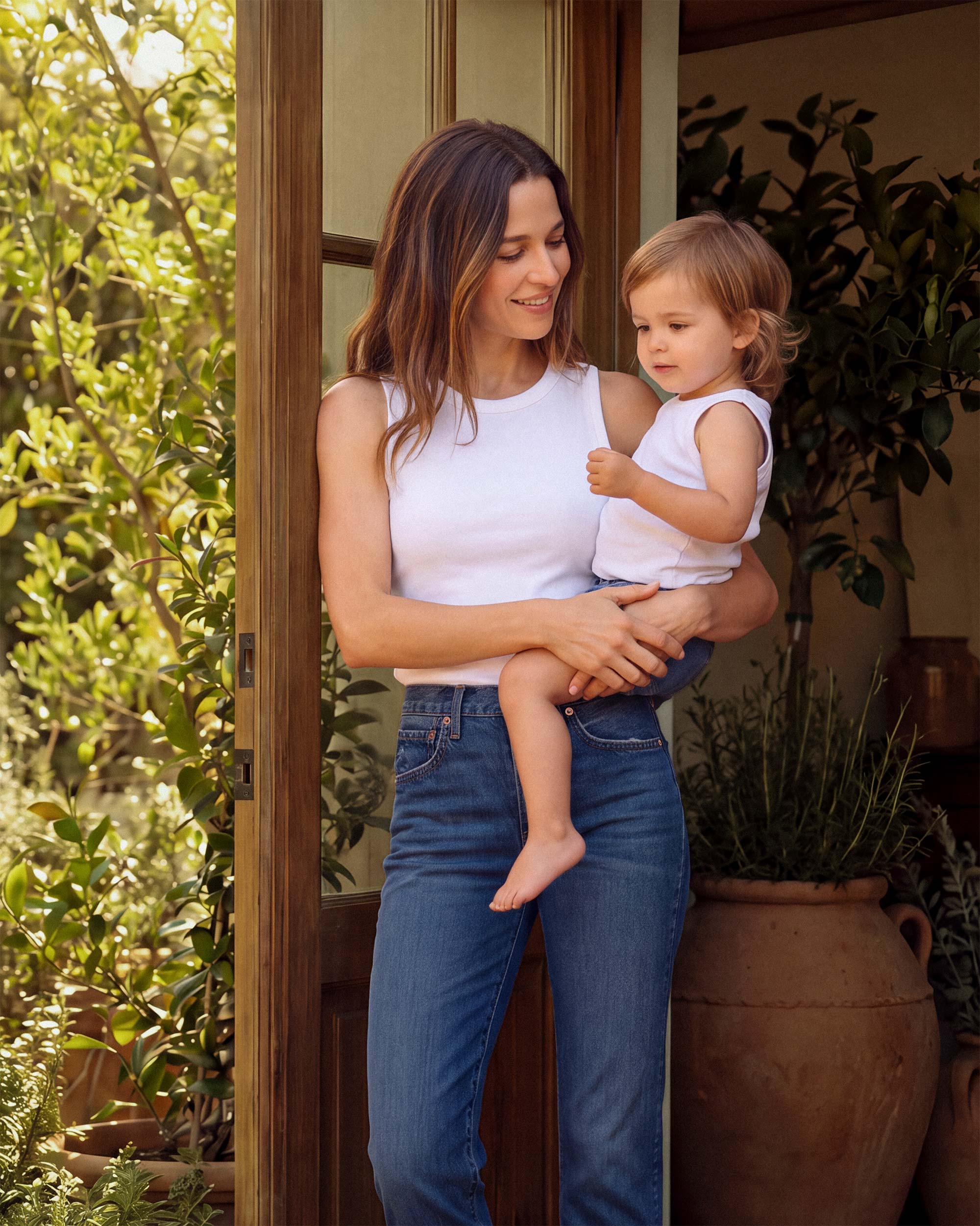 The HANA CROP is a women's high-rise straight jean. It is fitted through the hip and thigh, with a tapered leg and cropped inseam. In a dark vintage indigo wash with natural wear marks.
