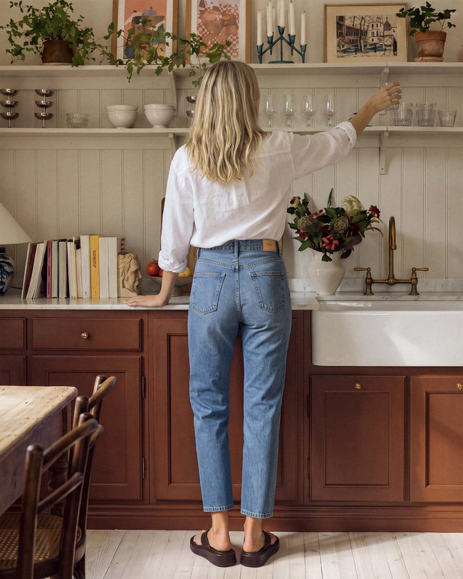 Light blue cropped jeans with back yoke and stitched pockets