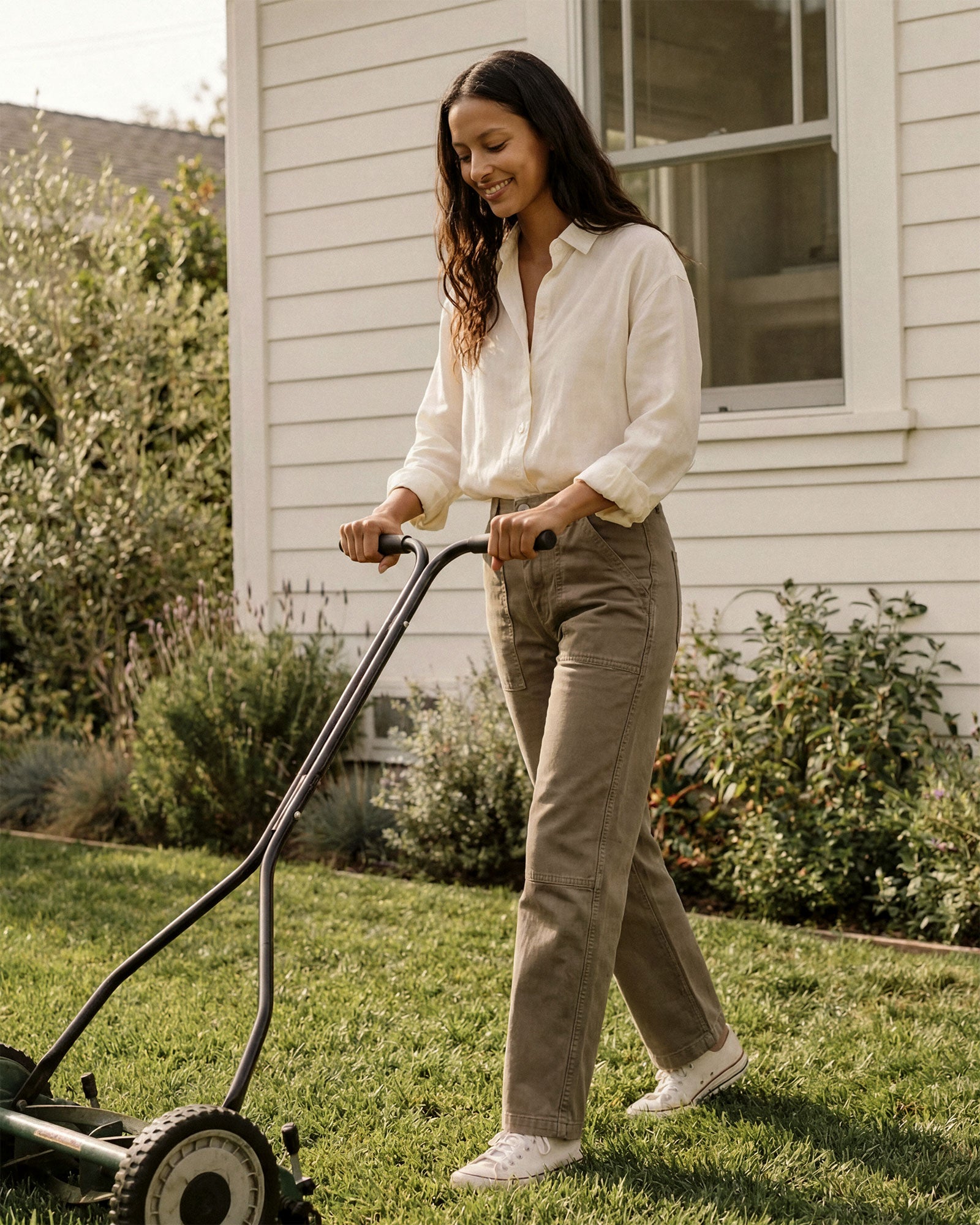 Discover the versatile Hayley Pant, crafted from organic cotton for ultimate comfort. Perfect for work or a night out, these stylish pull-on pants elevate any outfit.