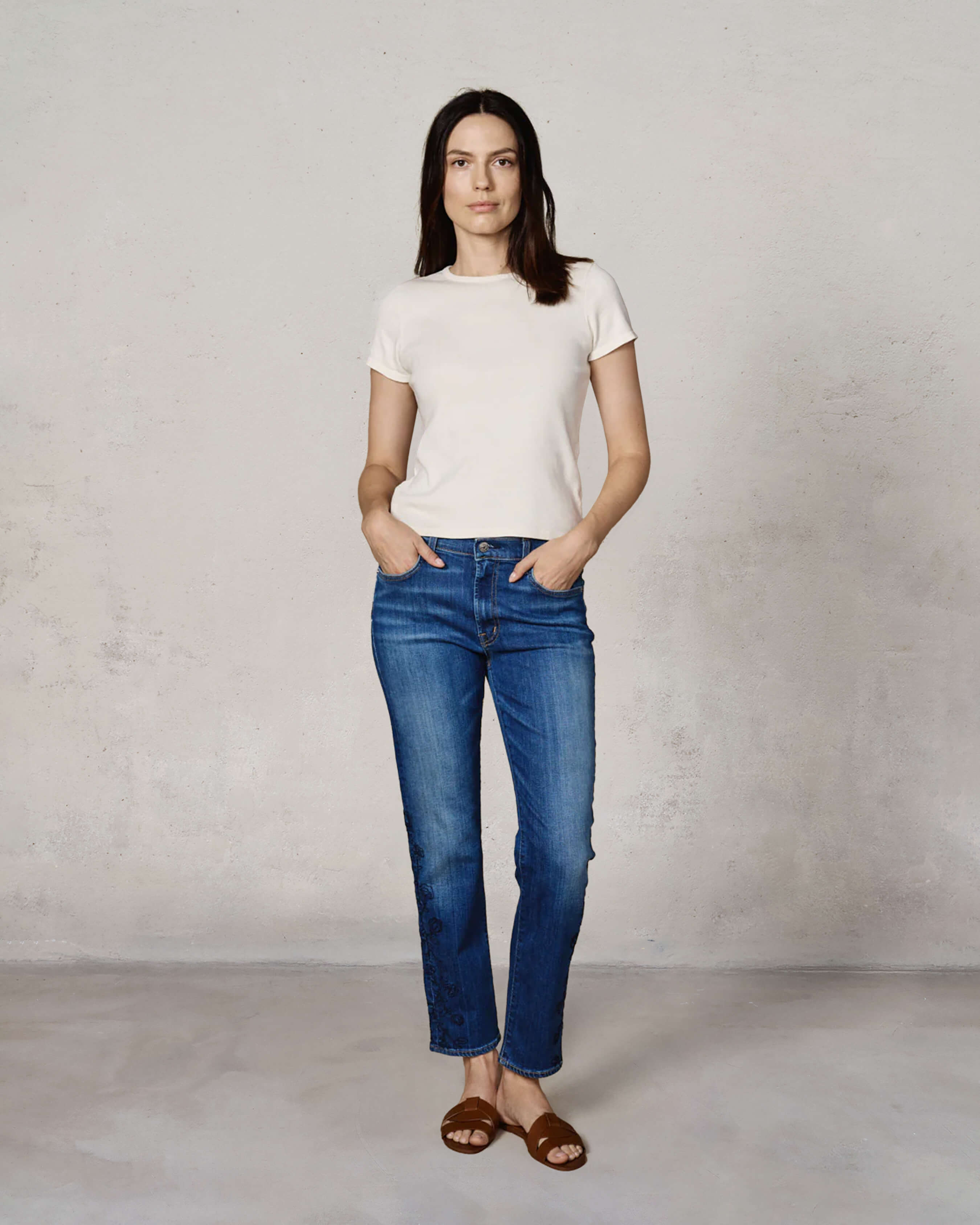 Elevate your style with Elin Slim Straight jeans, featuring unique Zane embroidery. Enjoy comfort and a flattering fit for any occasion.
