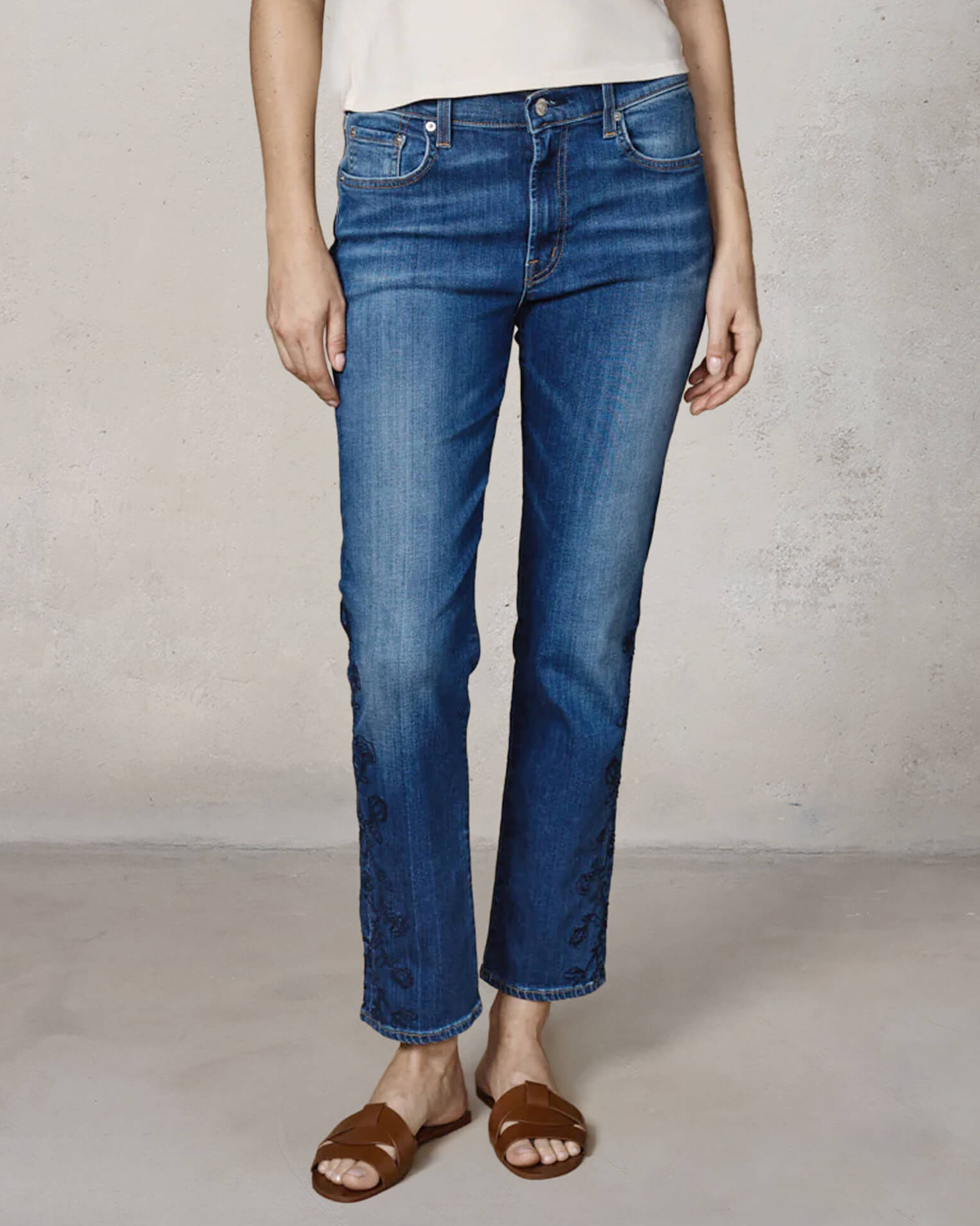 Elevate your style with Elin Slim Straight jeans, featuring unique Zane embroidery. Enjoy comfort and a flattering fit for any occasion.