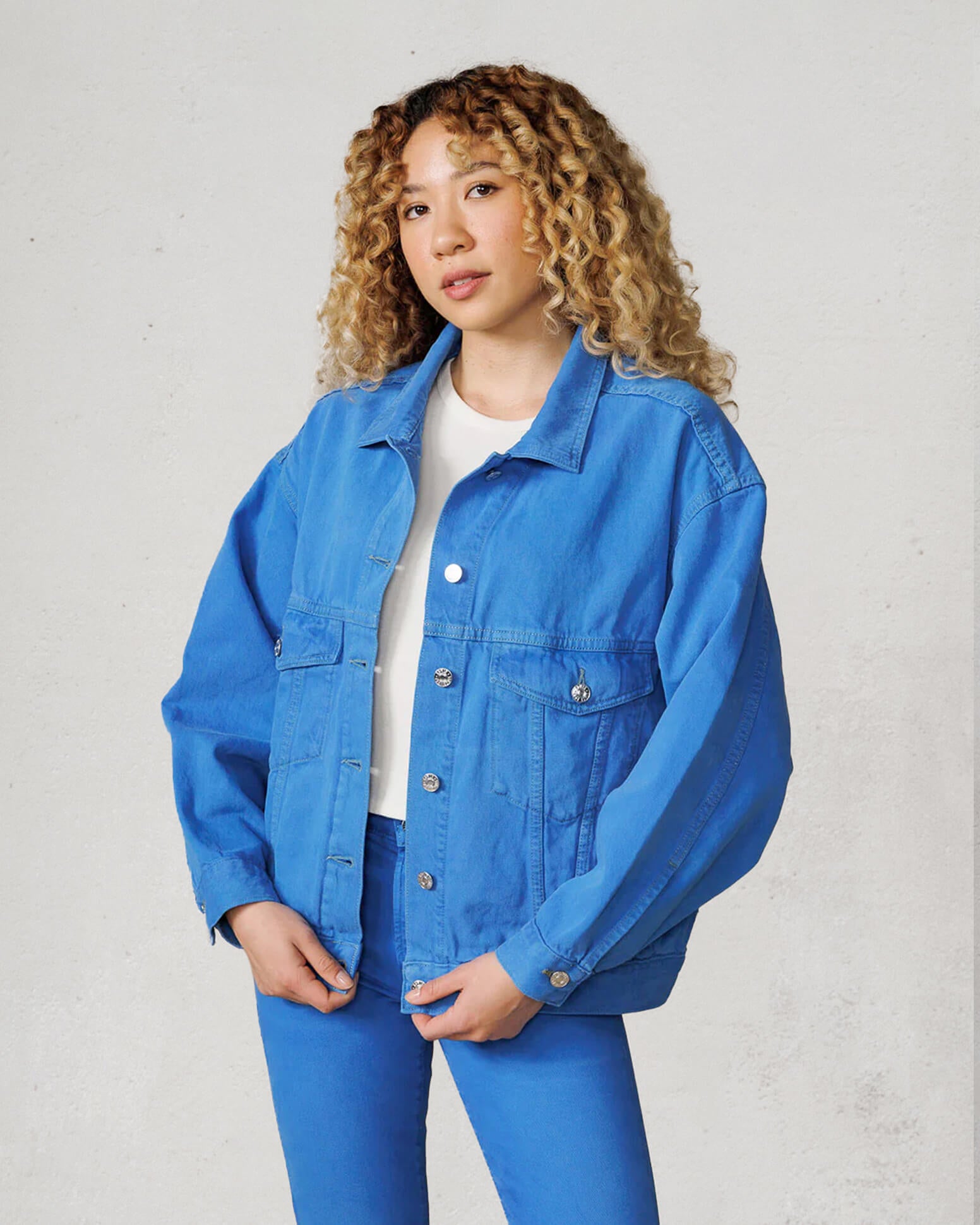 Shop EDWIN USA for the Cameron Trucker Jacket in Nebulas Blue, a stylish women's jean jacket USA made with premium quality and classic design.
