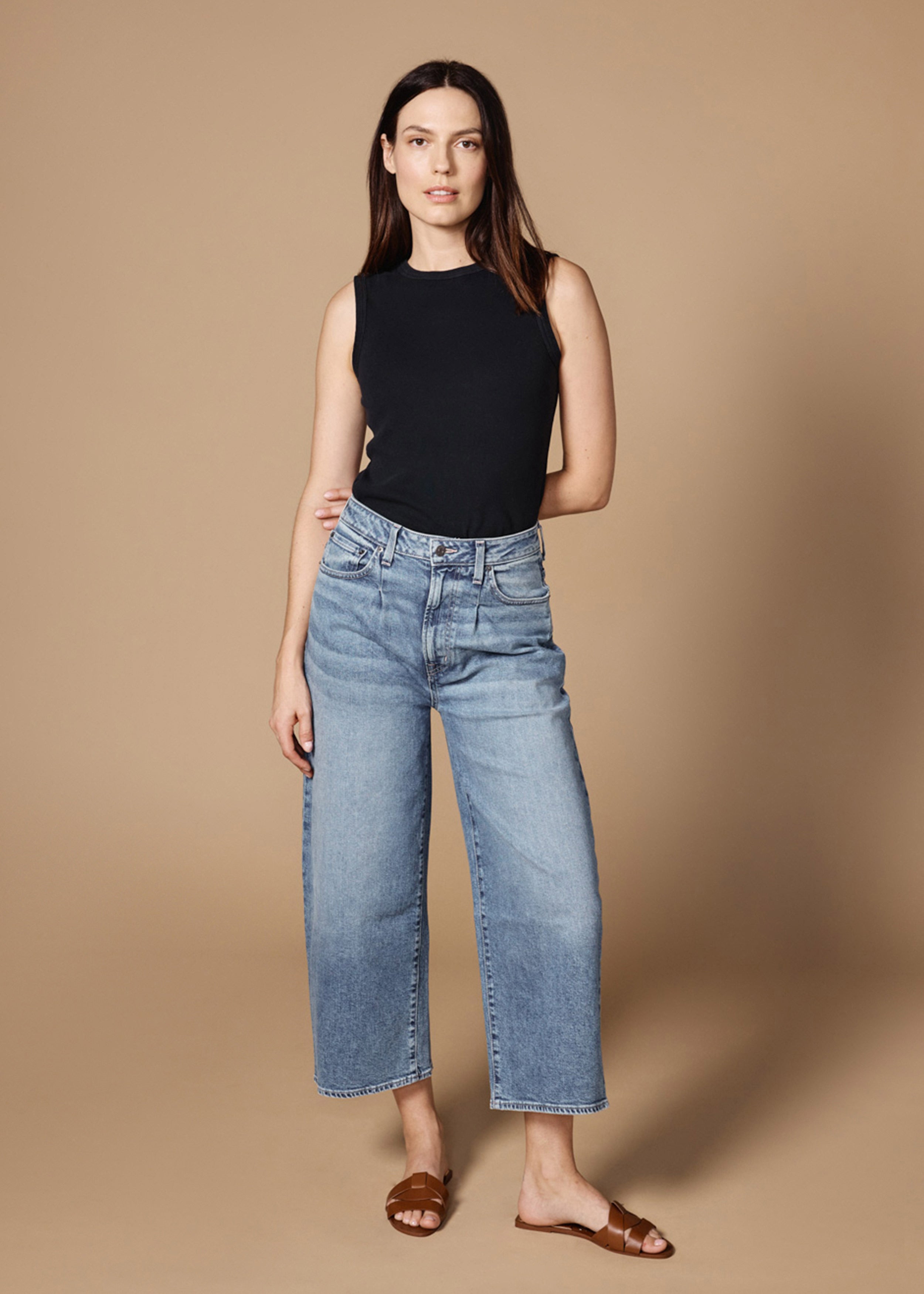 Discover the Melly Crop Sullivan, your ideal summer companion. Crafted from lightweight fabric, it features a flattering pleat at the waist for effortless style.