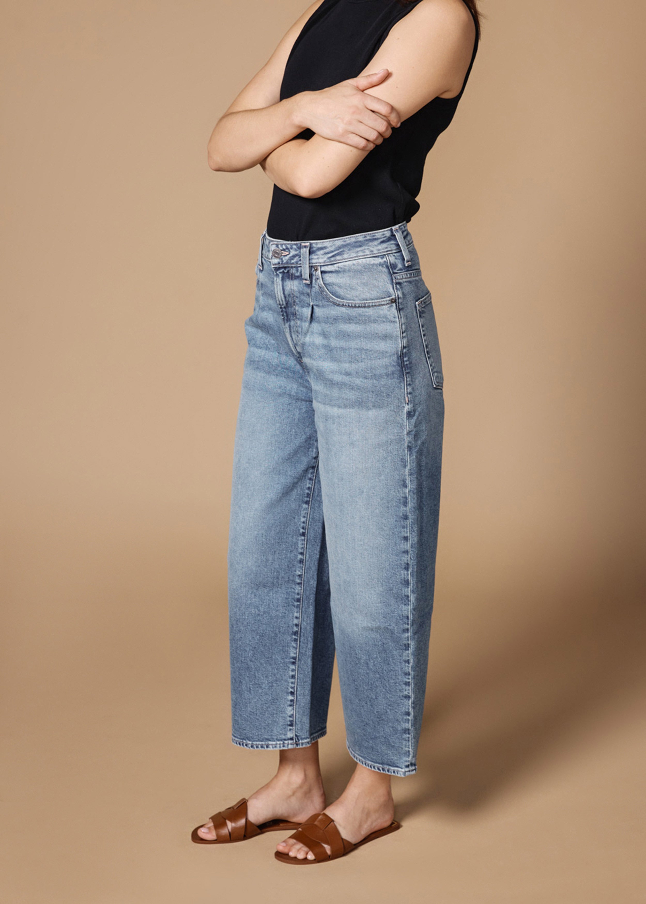 Discover the Melly Crop Sullivan, your ideal summer companion. Crafted from lightweight fabric, it features a flattering pleat at the waist for effortless style.