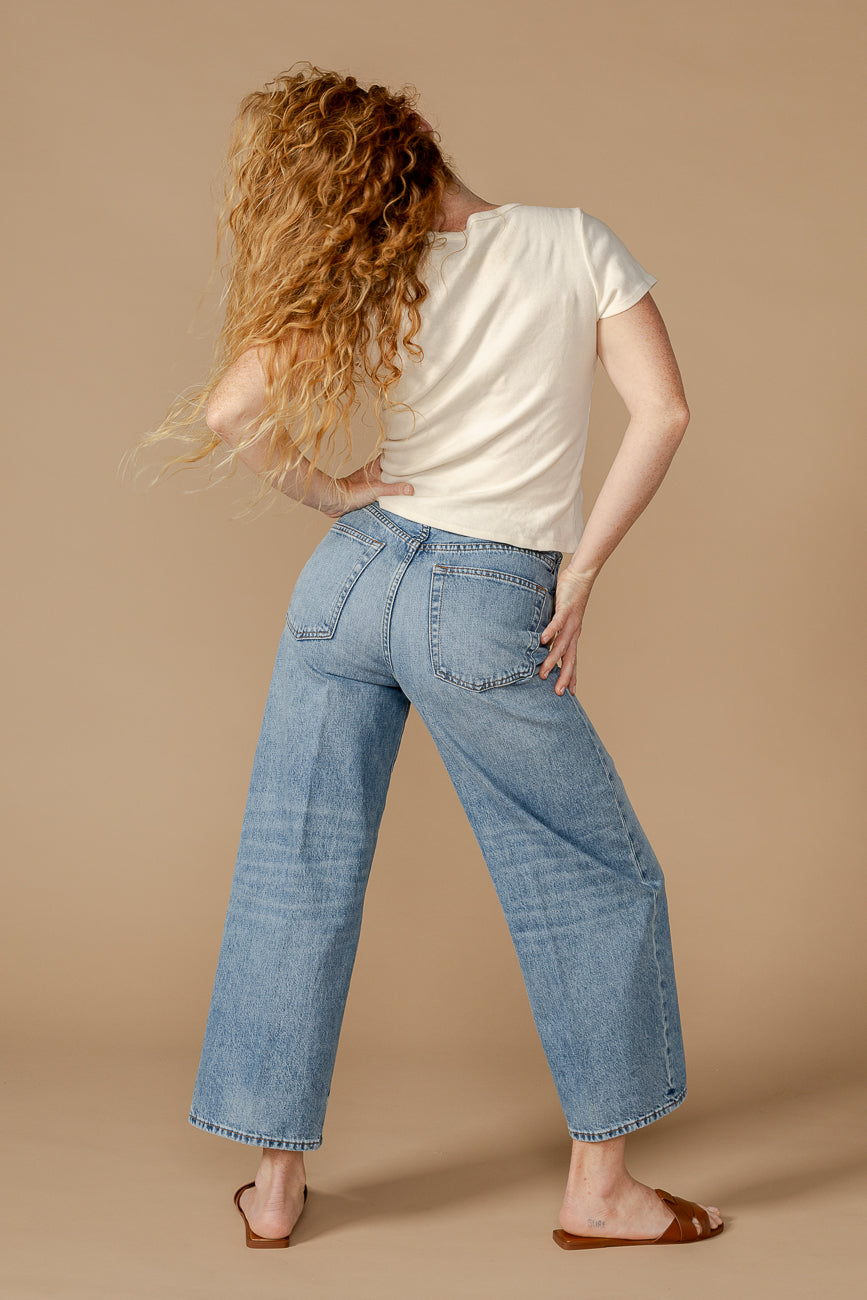 Elevate your summer style with the Melly Crop Baxter. Made from lightweight fabric, it offers a flattering fit and effortless comfort for any occasion.