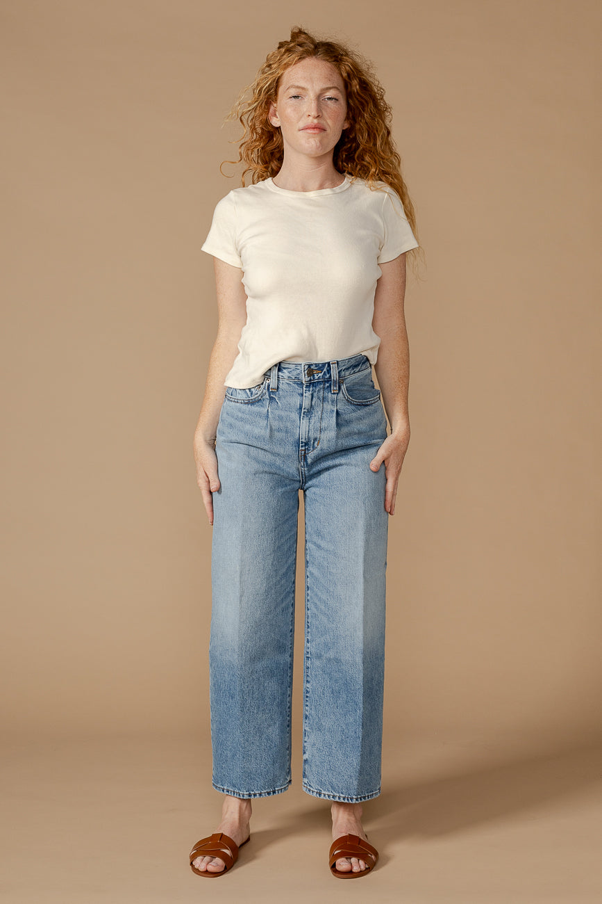 Elevate your summer style with the Melly Crop Baxter. Made from lightweight fabric, it offers a flattering fit and effortless comfort for any occasion.
