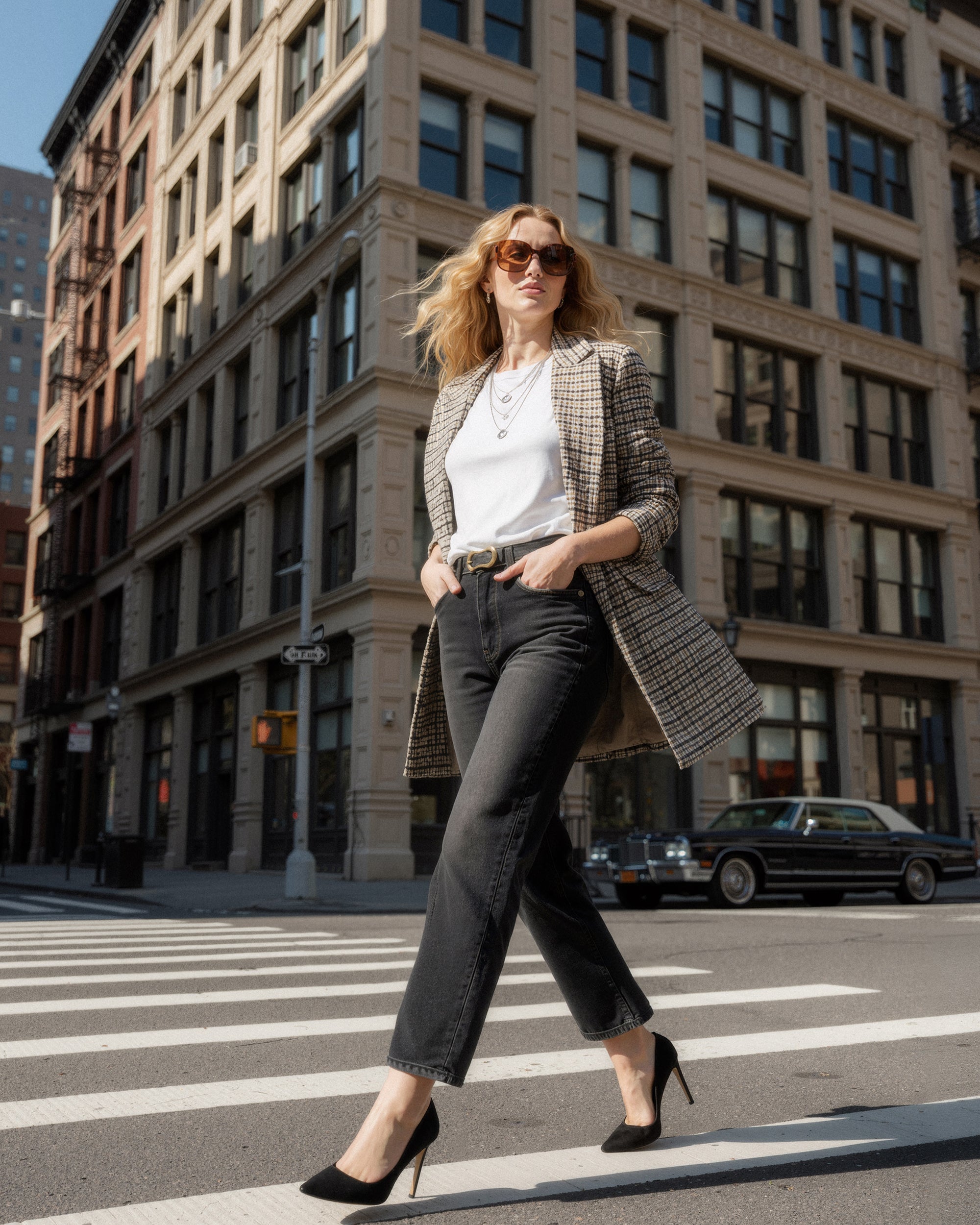 Elevate your summer wardrobe with the Melly Crop Gallatin. Made from lightweight fabric, it offers a flattering fit and effortless style for any occasion.