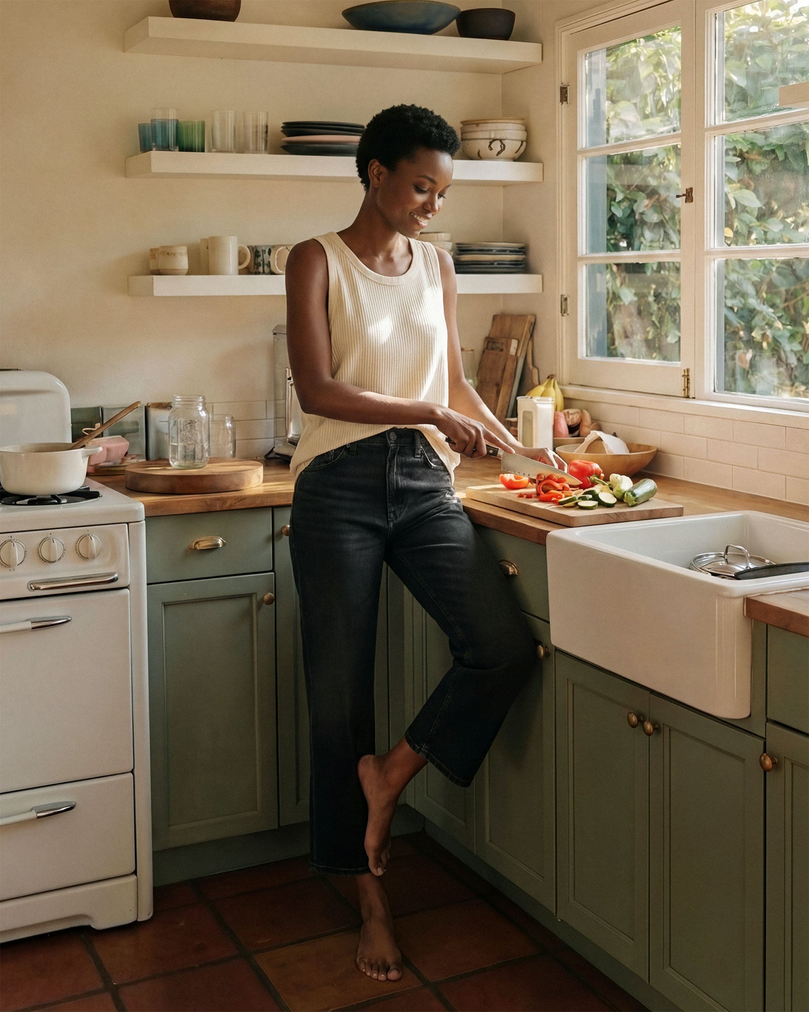 Elevate your summer wardrobe with the Melly Crop Gallatin. Made from lightweight fabric, it offers a flattering fit and effortless style for any occasion.