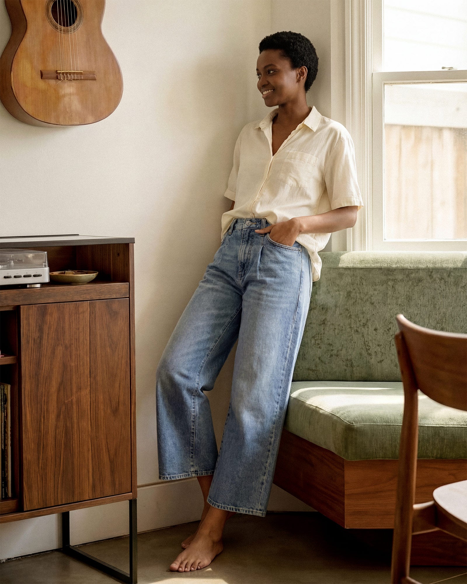Discover the Melly Crop Sullivan, your ideal summer companion. Crafted from lightweight fabric, it features a flattering pleat at the waist for effortless style.
