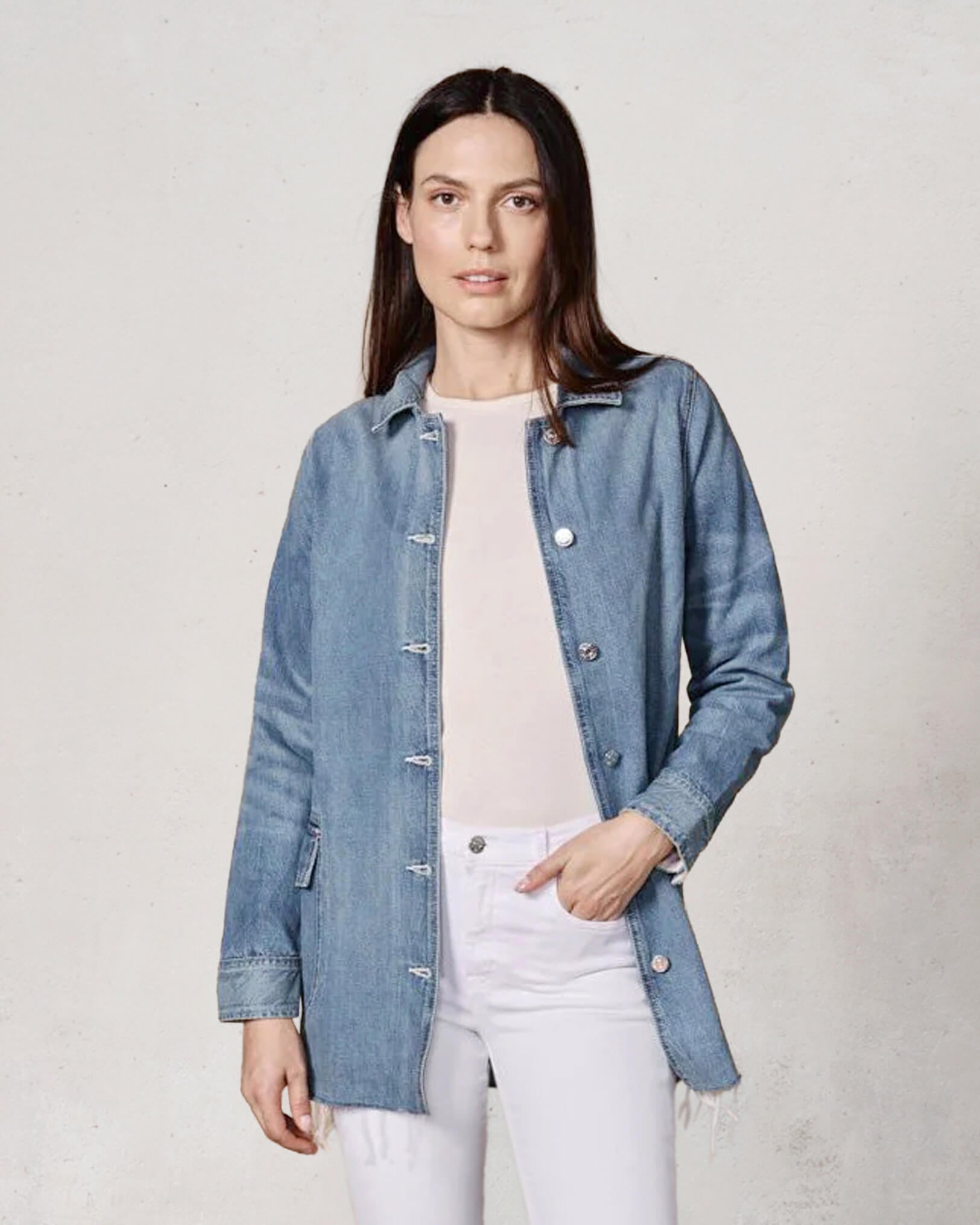 Discover the Teri Trench Odyssey, a lightweight denim jacket ideal for transitional weather. Perfect for city strolls, evening outings, and versatile styling.