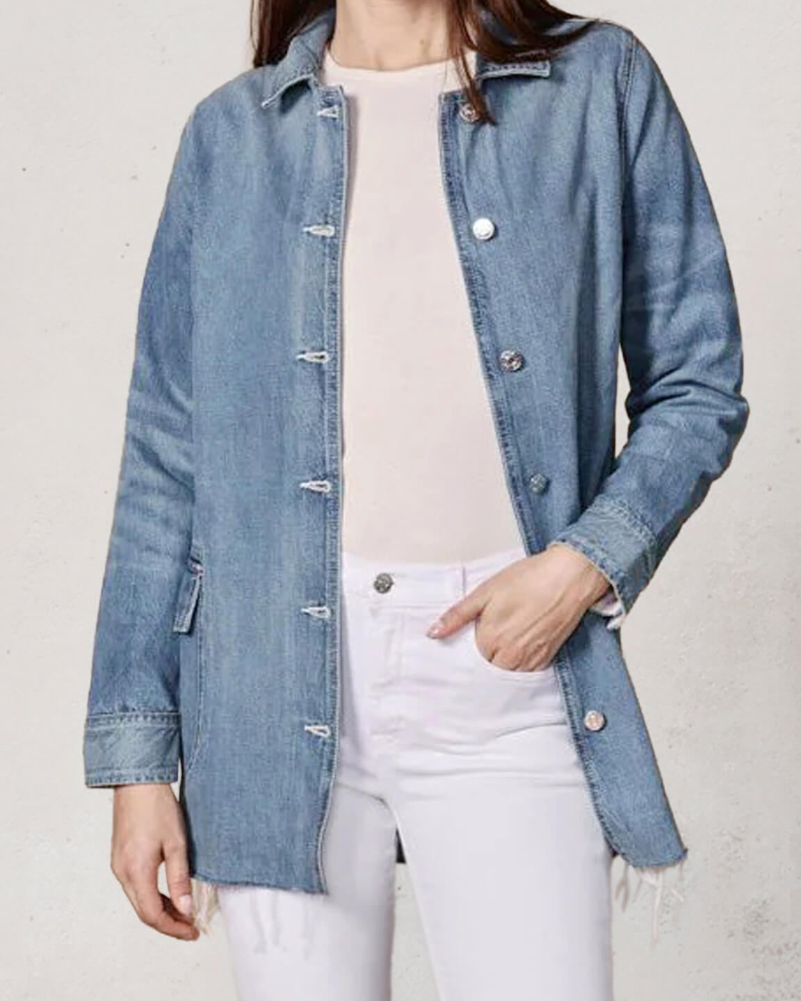 Discover the Teri Trench Odyssey, a lightweight denim jacket ideal for transitional weather. Perfect for city strolls, evening outings, and versatile styling.