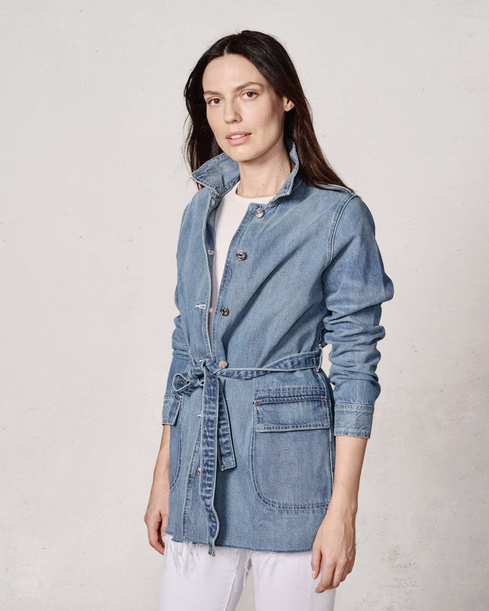 Discover the Teri Trench Odyssey, a lightweight denim jacket ideal for transitional weather. Perfect for city strolls, evening outings, and versatile styling.