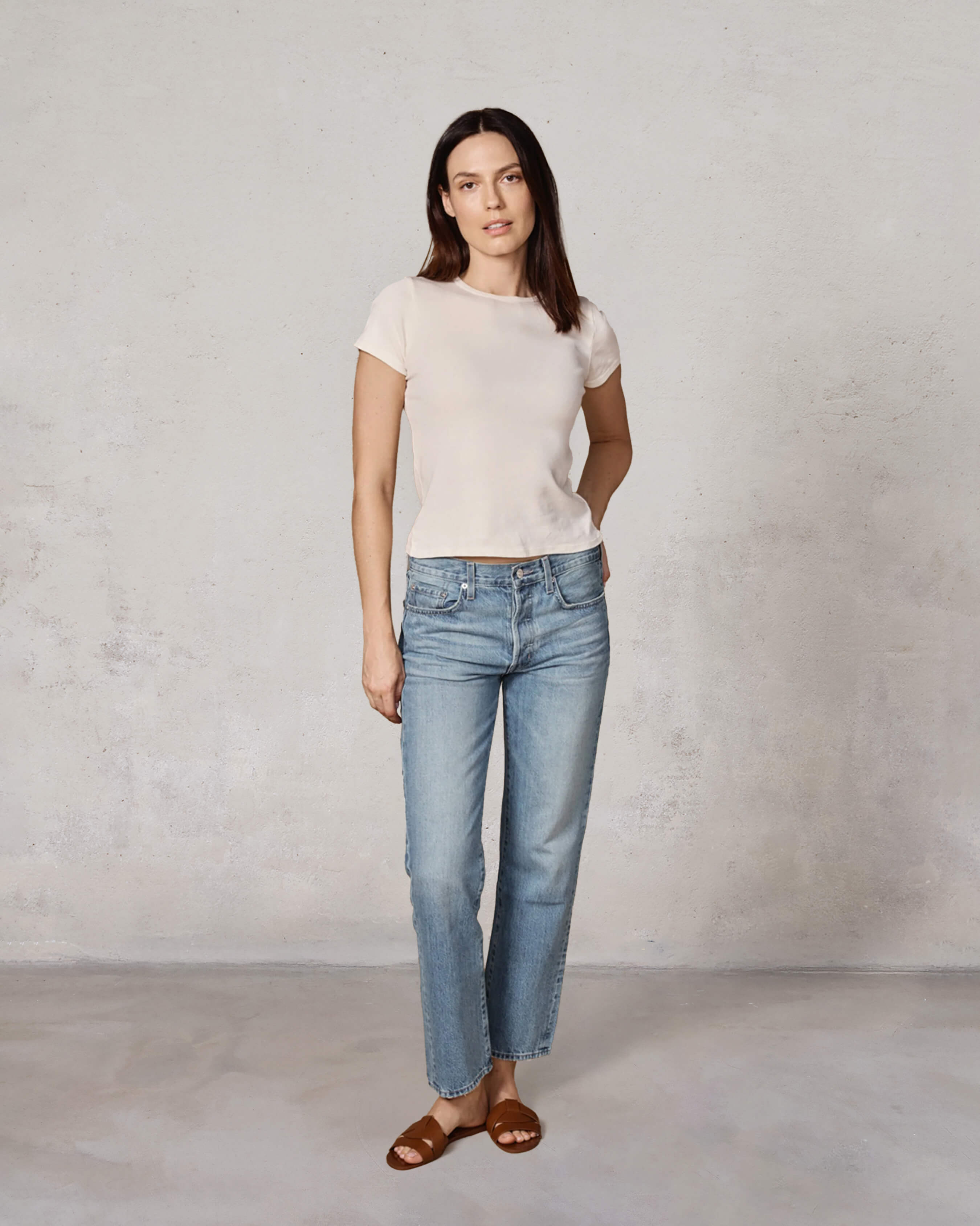Elevate your style with the Edwin Kali Ankle in Ariel. This high-rise, relaxed boyfriend fit combines 90's nostalgia with modern comfort for a perfect everyday look.