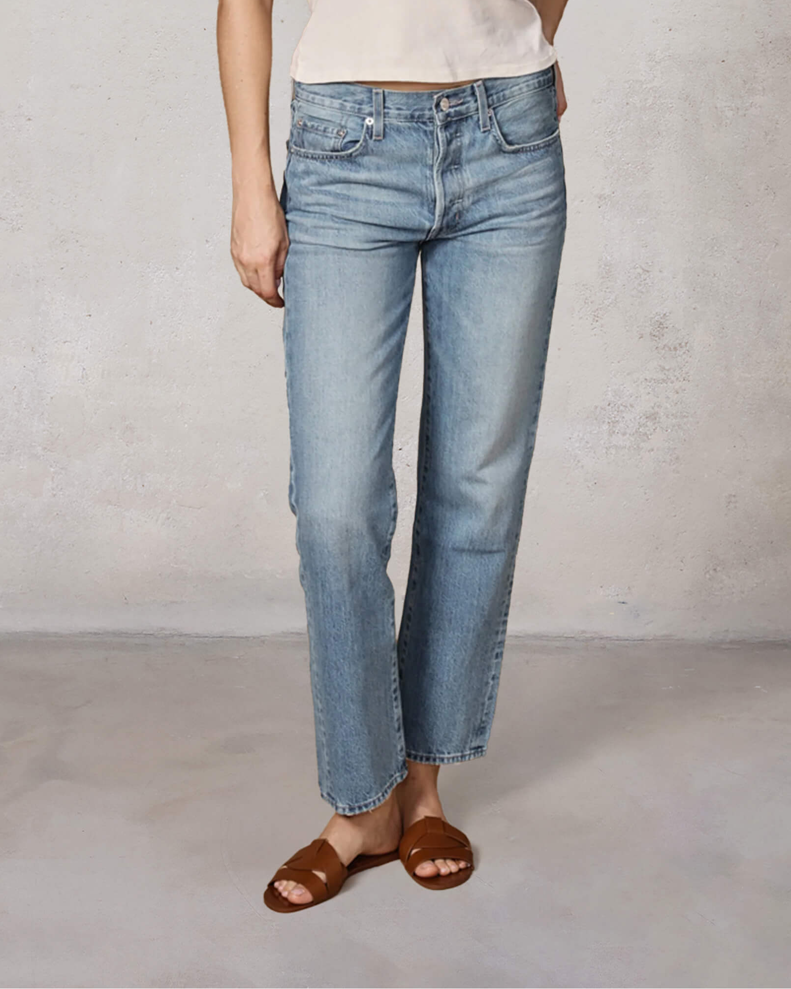 Elevate your style with the Edwin Kali Ankle in Ariel. This high-rise, relaxed boyfriend fit combines 90's nostalgia with modern comfort for a perfect everyday look.
