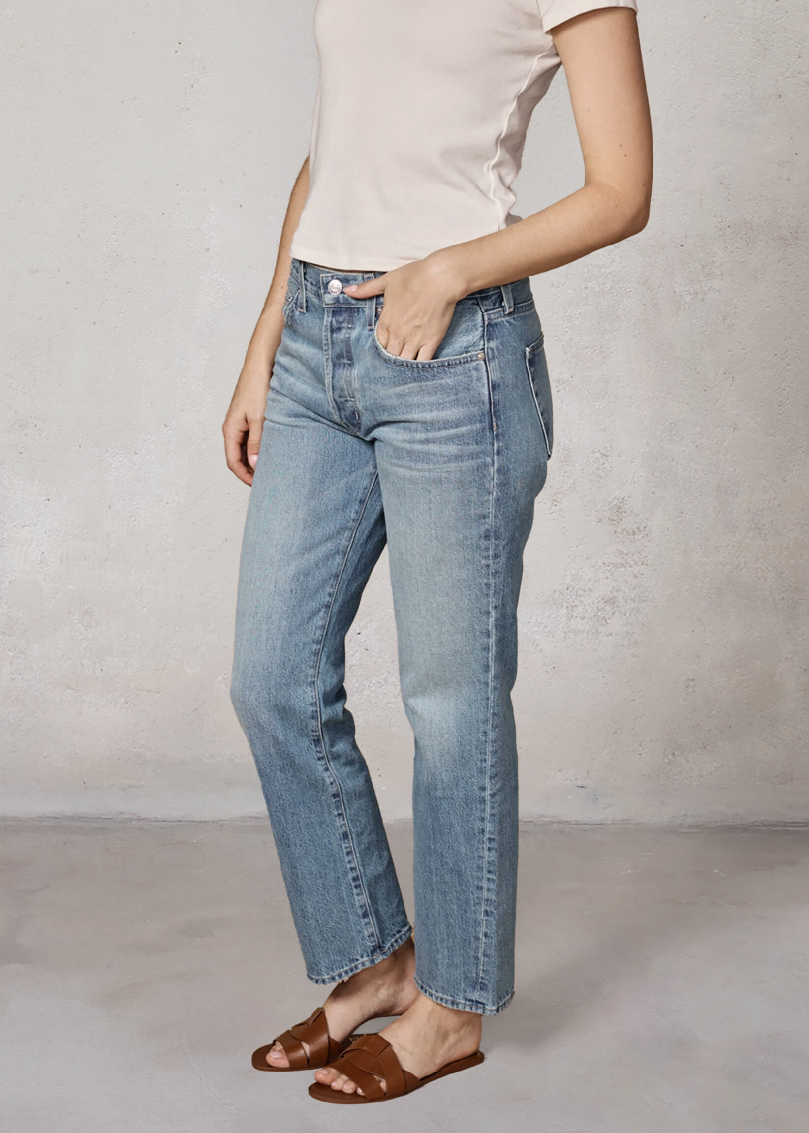 Elevate your style with the Edwin Kali Ankle in Ariel. This high-rise, relaxed boyfriend fit combines 90's nostalgia with modern comfort for a perfect everyday look.