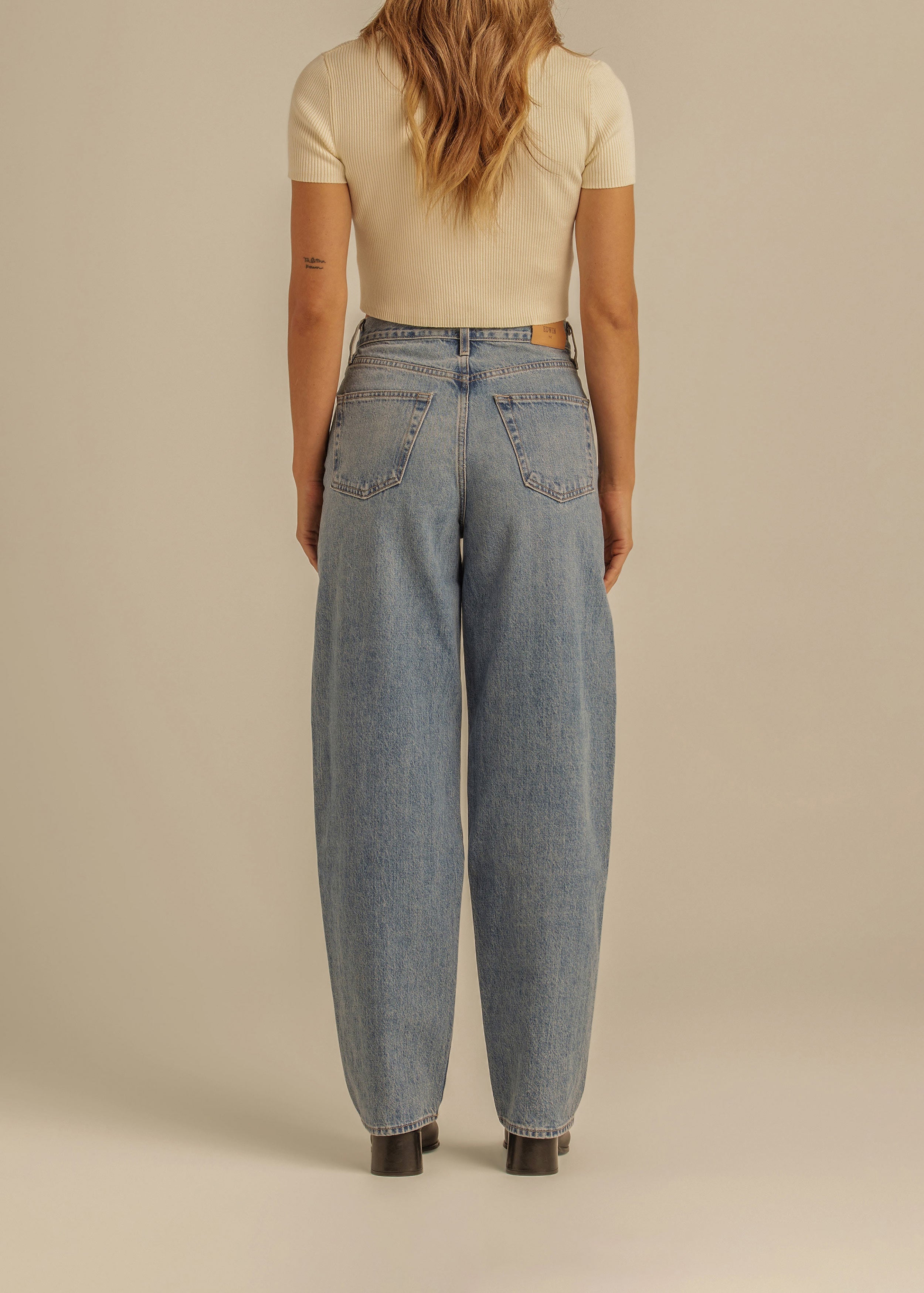 Discover the Kayla denim pant, a relaxed mini-barrel style inspired by 80s vintage. With a slightly tapered fit, it's the perfect blend of comfort and style.
