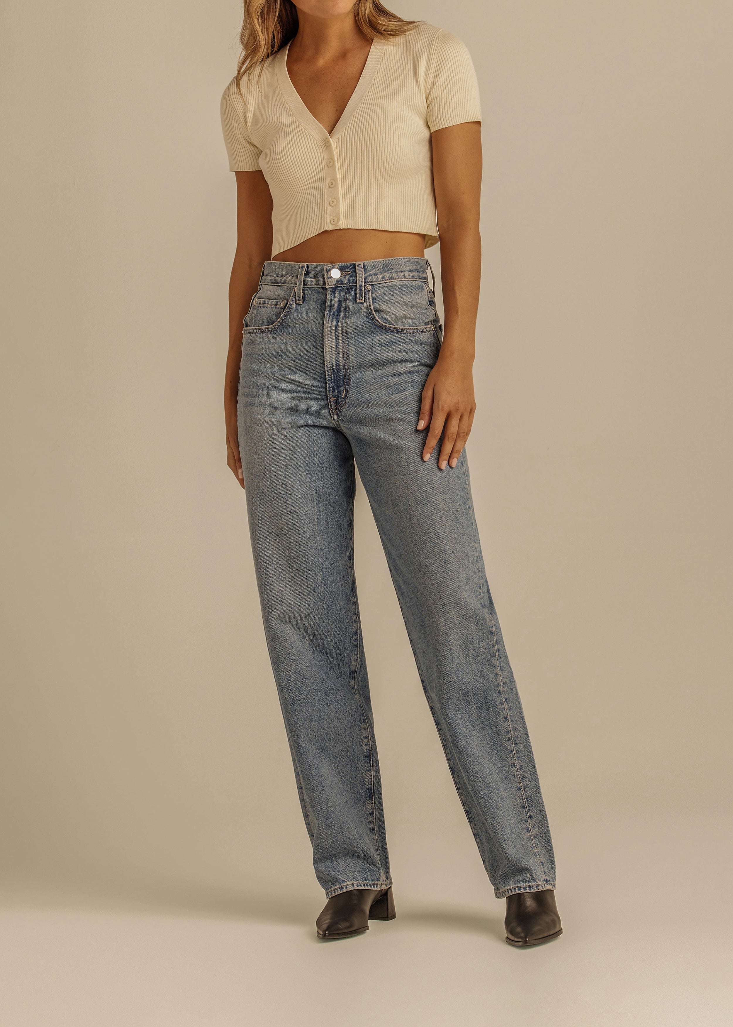 Discover the Kayla denim pant, a relaxed mini-barrel style inspired by 80s vintage. With a slightly tapered fit, it's the perfect blend of comfort and style.