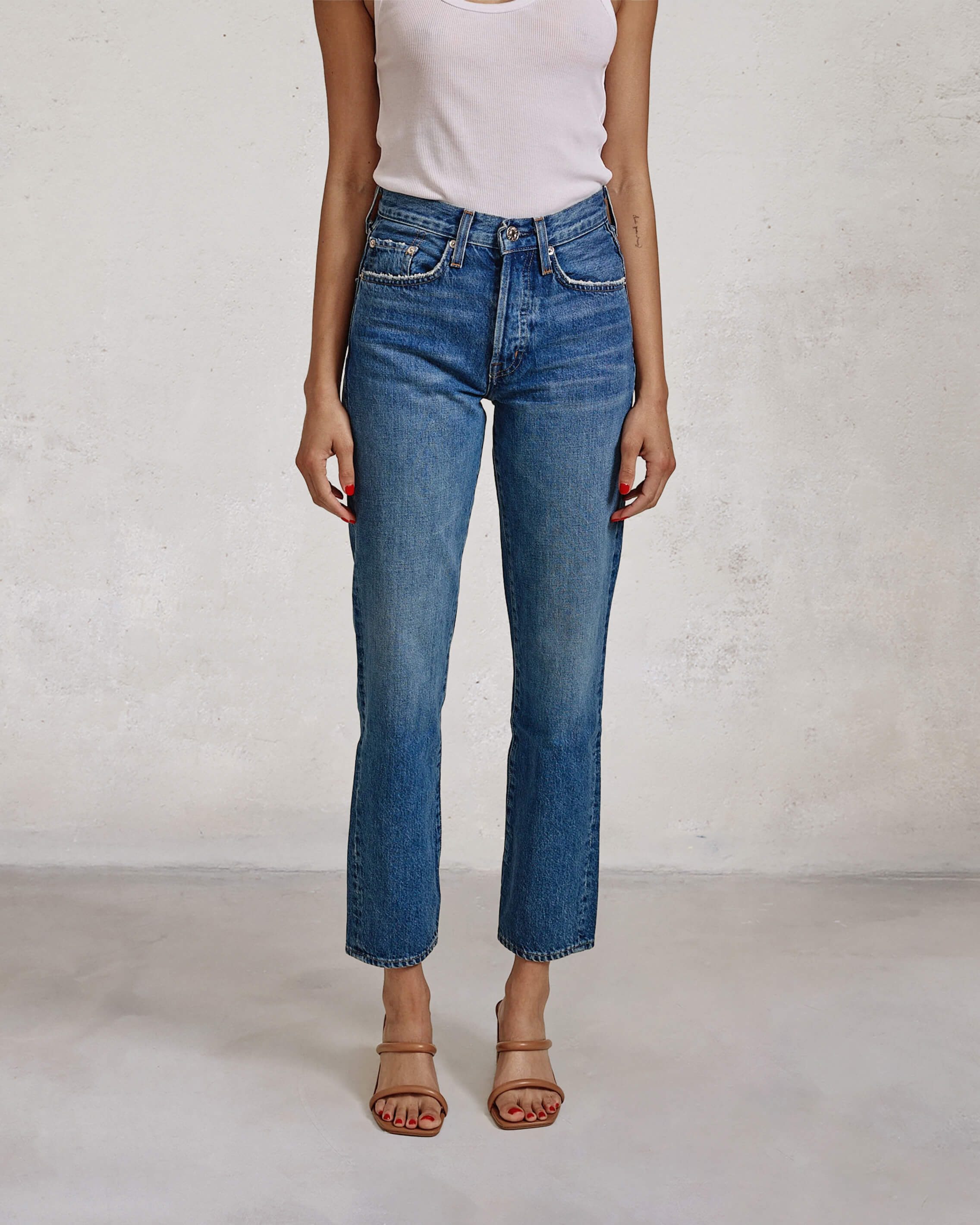 Discover the Edwin Kali Ankle Double Cross, featuring a relaxed straight leg fit inspired by 90s style. Perfectly cropped above the ankle for a modern, laid-back look.