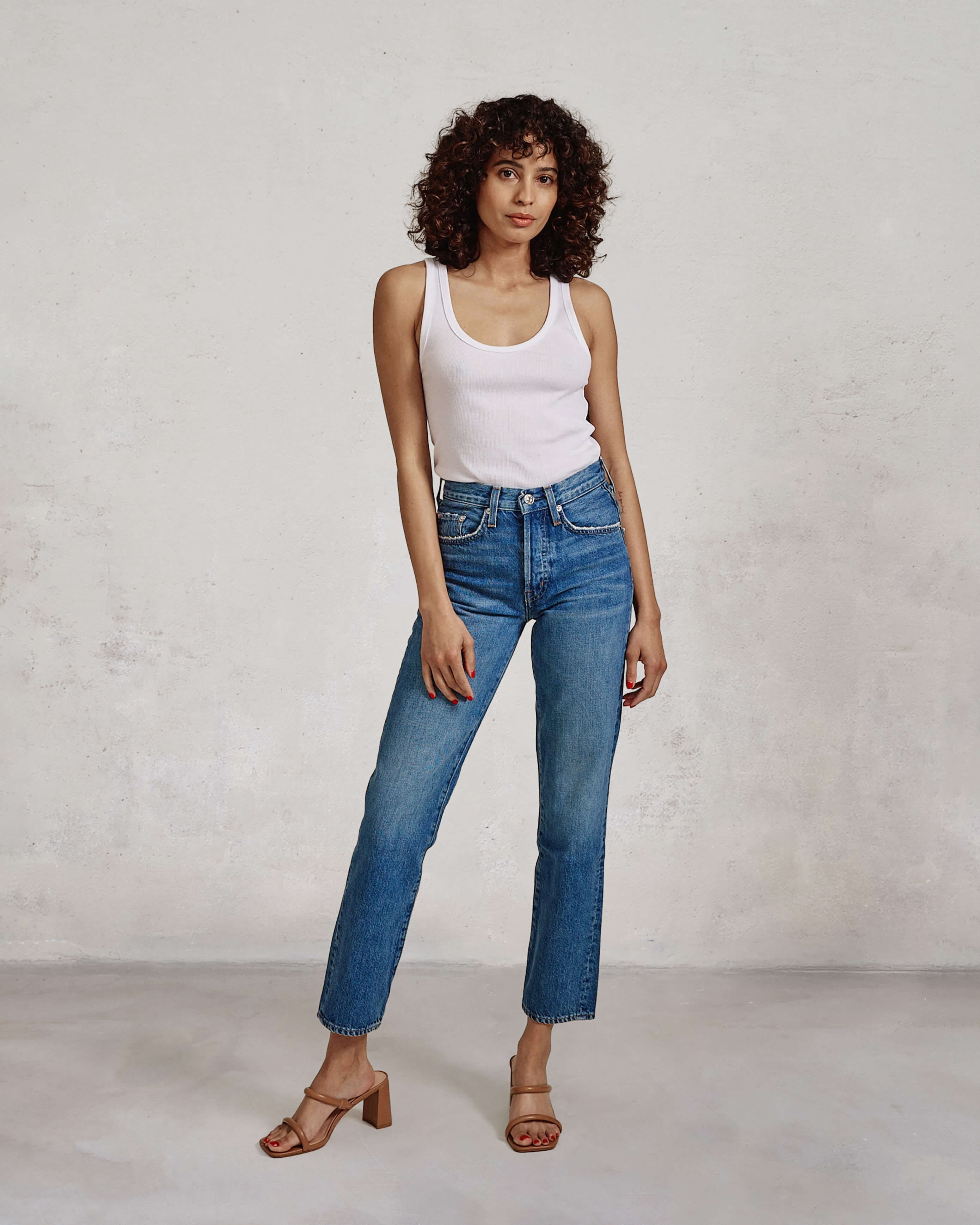Discover the Edwin Kali Ankle Double Cross, featuring a relaxed straight leg fit inspired by 90s style. Perfectly cropped above the ankle for a modern, laid-back look.